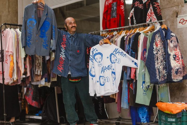 Expositor com peças de upcycling pintadas à mão (junho)