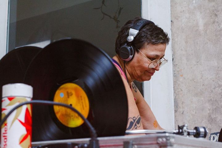 DJ com fones tocando vinil (dezembro)